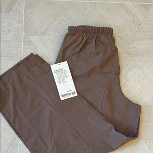 LULULEMON lightweight mid- rise crop pant. Size 4